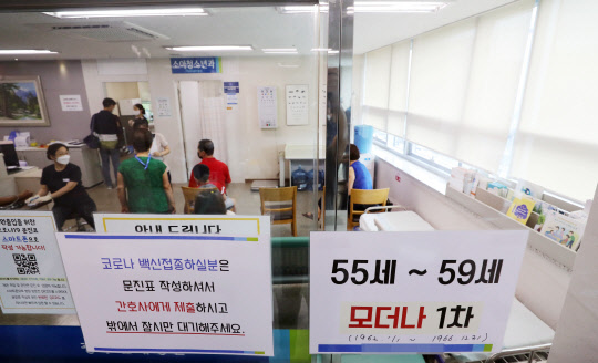 만 55∼59세(1962∼1966년생) 약 304만명에 대한 코로나19 예방접종이 시작된 26일 오전 광주 북구의 한 병원에서 대상자들이 모더나 백신을 접종받고 있다. 연합뉴스